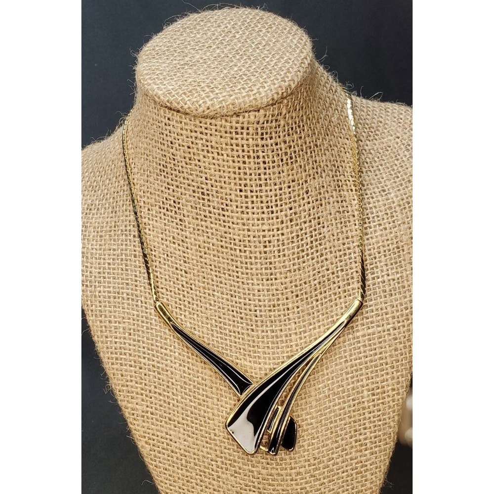 Vintage Trifari Gold Tone Necklace, Approximately 16"